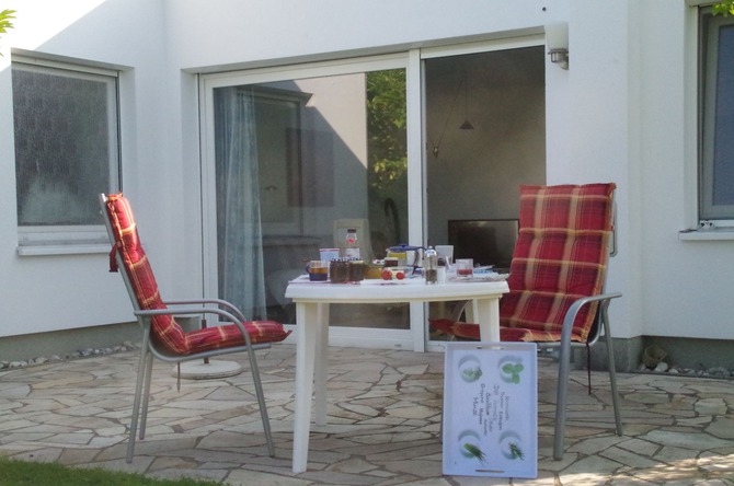 Ferienhaus in Diedrichshagen - Stolteraa - Waldweg 54 - Terrasse mit gedecktem Frühstückstisch