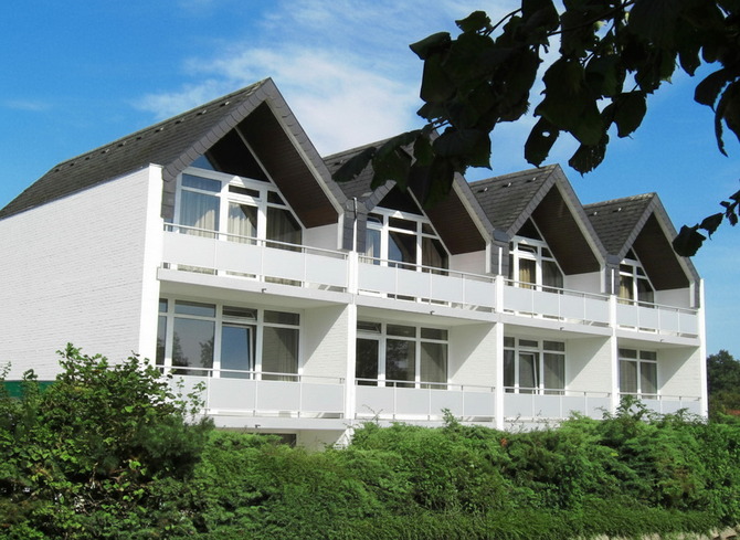 Appartement in Pelzerhaken - Appartement im Ferienpark AM WALDRAND - Au&szlig;enansicht mit sonnigen Balkonen