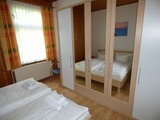 Ferienwohnung in Sellin - Sonnige Ferienwohnung -100qm - im 1. Obergeschoss der Villa Walhall in einem park&auml;hnlichen Garten - Bild 9