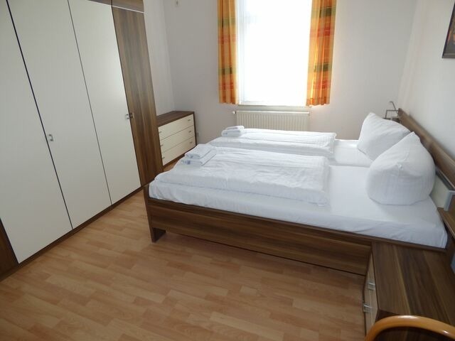 Ferienwohnung in Sellin - Sonnige Ferienwohnung -100qm - im 1. Obergeschoss der Villa Walhall in einem park&auml;hnlichen Garten - Bild 10