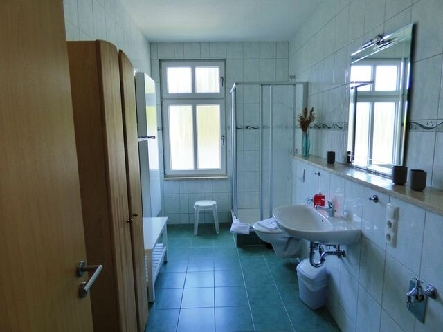 Ferienwohnung in Sellin - Sonnige Ferienwohnung -100qm - im 1. Obergeschoss der Villa Walhall in einem park&auml;hnlichen Garten - Bild 7