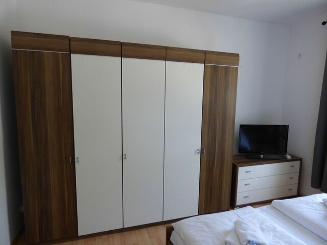 Ferienwohnung in Sellin - Sonnige Ferienwohnung -100qm - im 1. Obergeschoss der Villa Walhall in einem park&auml;hnlichen Garten - Bild 13